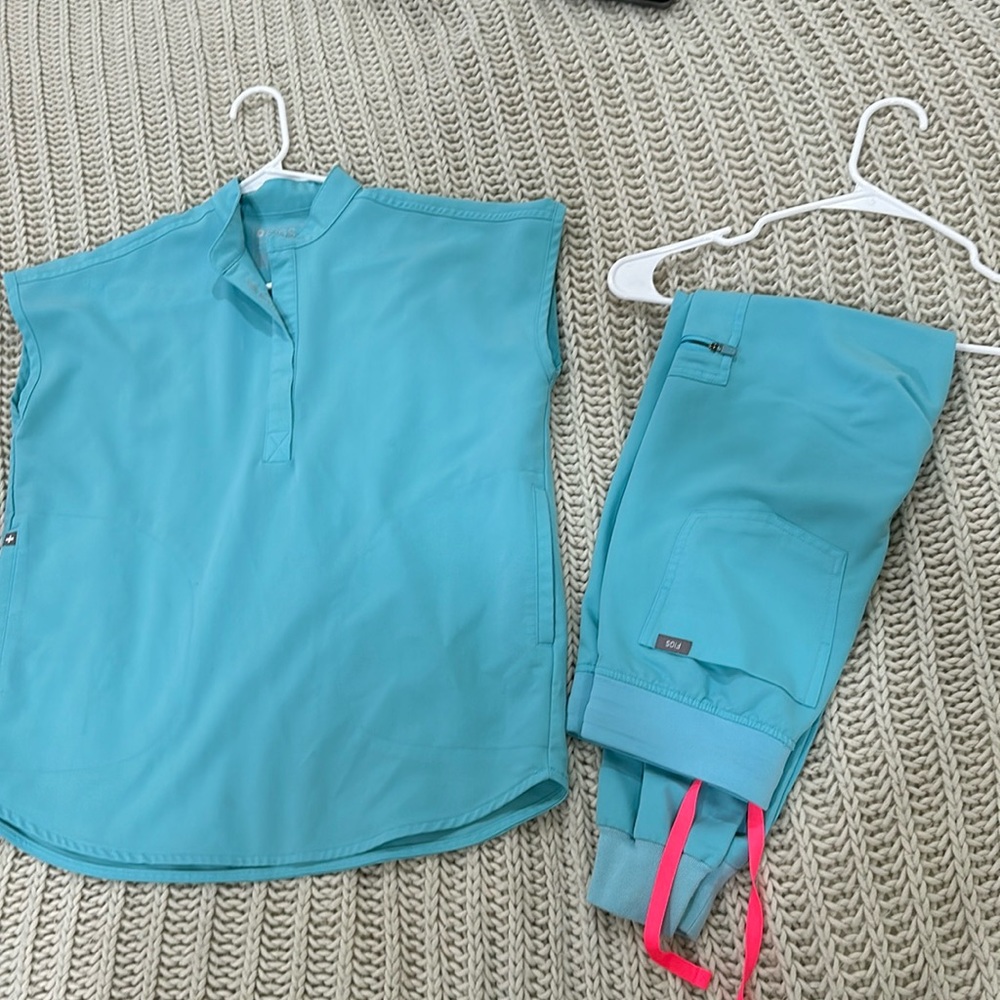 Neon Blue Zamora Jogger Pants XXS
+
Neon Blue Rafaela Mandarin Collar Scrub XXS